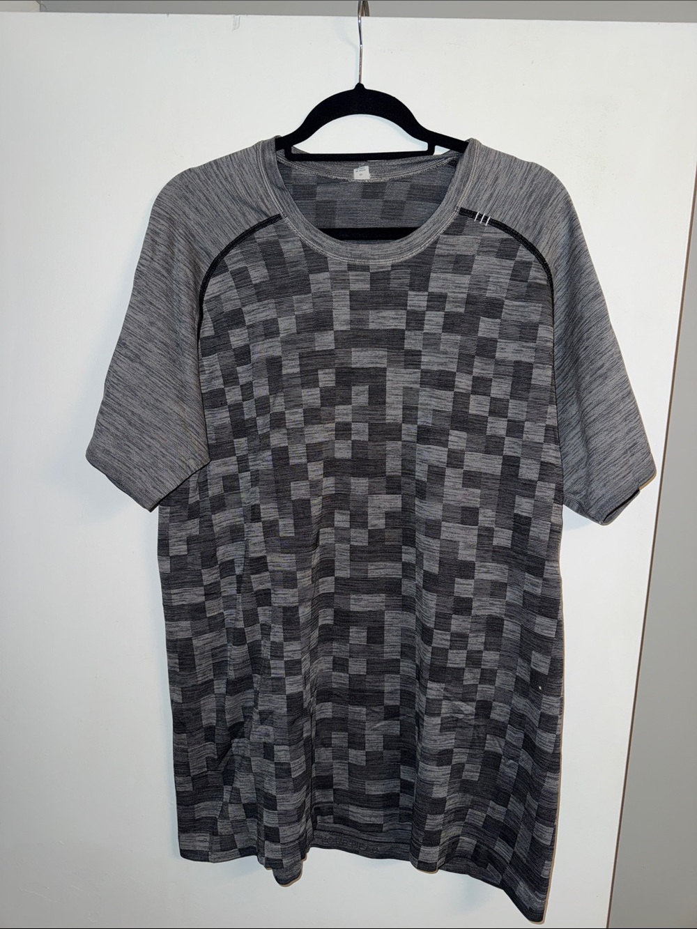 Lululemon Men's Gray Geometric Short Sleeve Tee